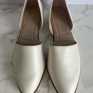 BRAND NEW NEVER WORN Cream/Ivory flats